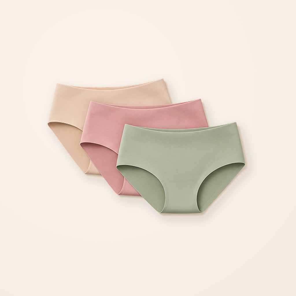 Paquete de 3 panties hipster sin costuras en nude, rosa y verde salvia, sobre fondo crema