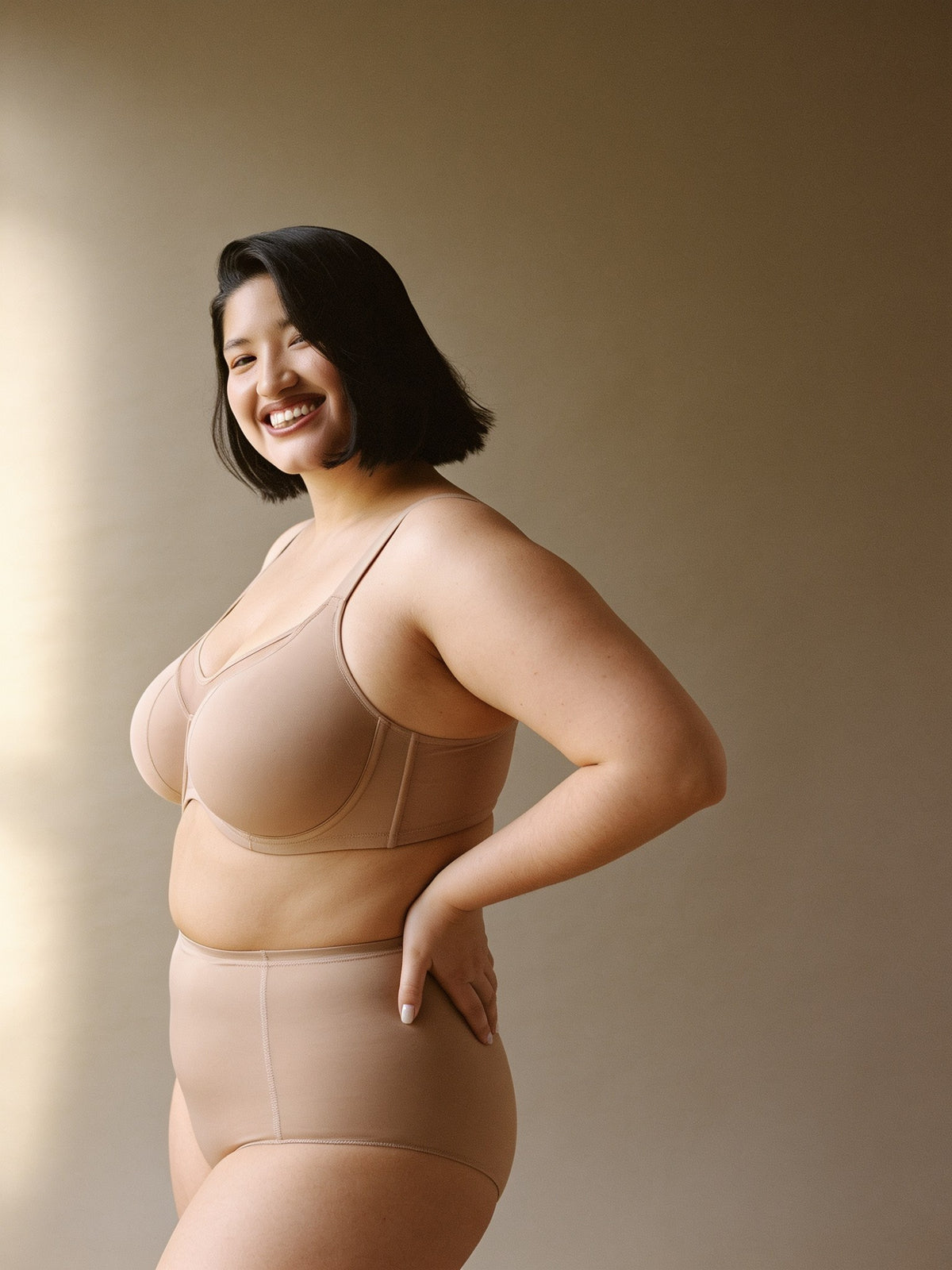 Sostén minimizer beige, vista de tres cuartos en modelo