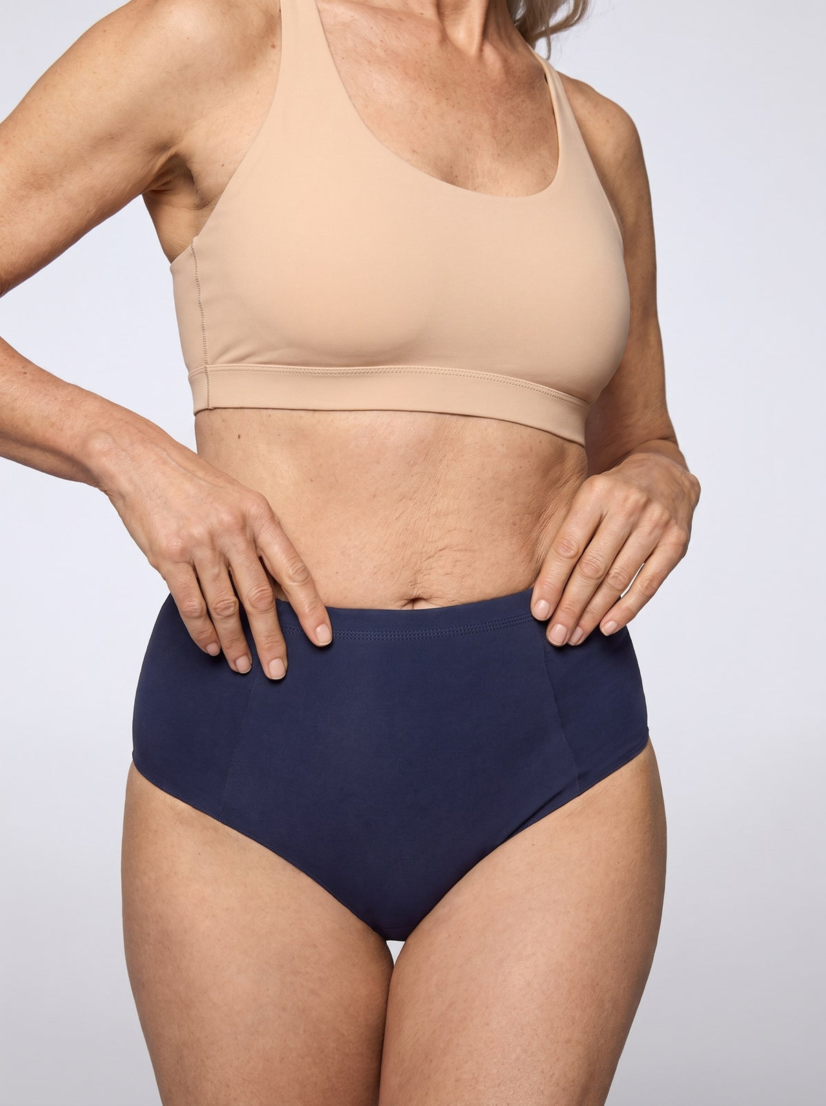 Panty para incontinencia azul marino, detalle de la cintura alta
