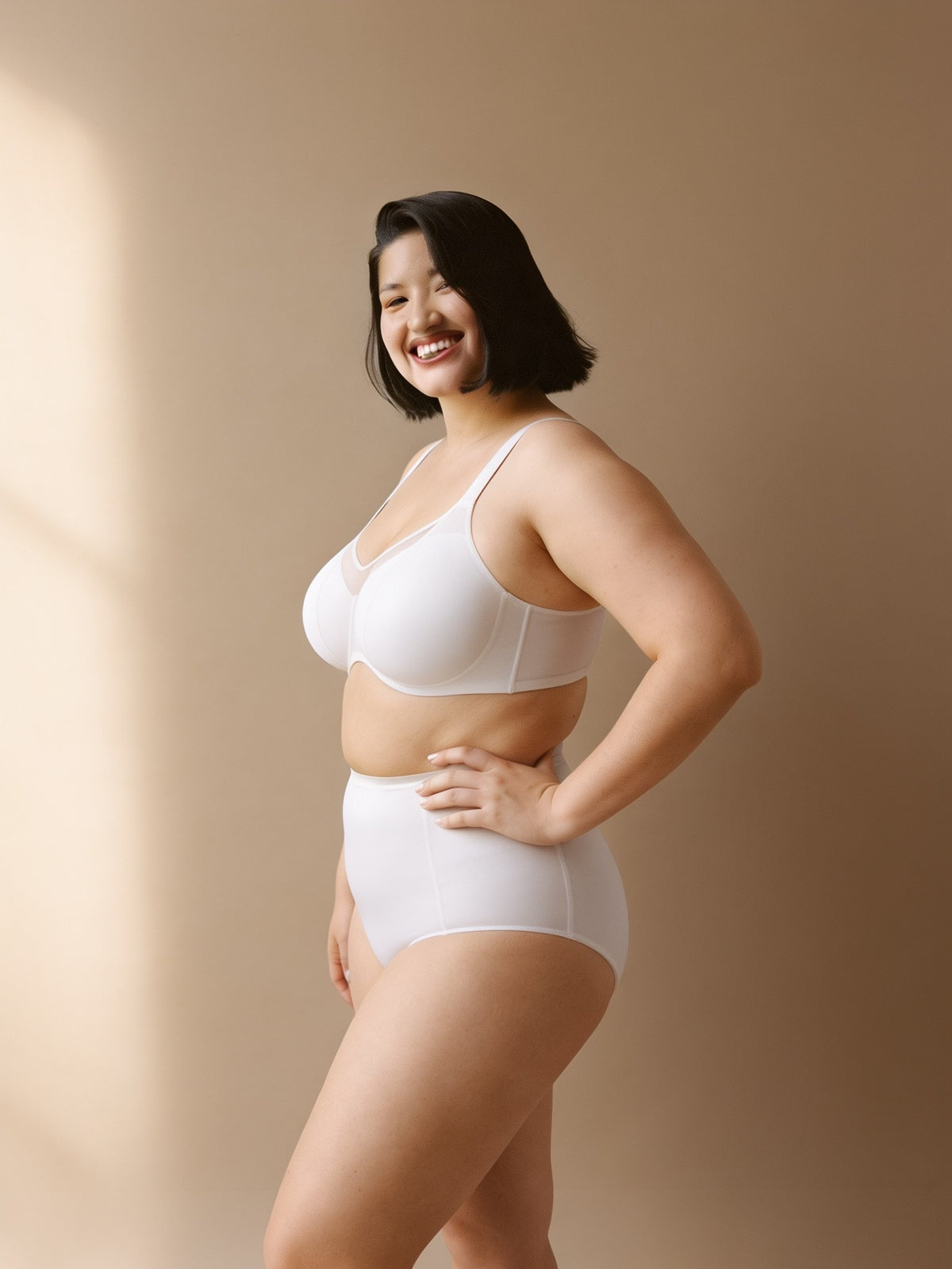 Sostén minimizer blanco, vista de tres cuartos en modelo
