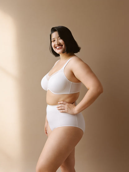 Sostén minimizer blanco, vista de tres cuartos en modelo