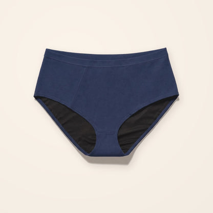 Panty para incontinencia azul marino de tiro alto con entrepierna absorbente, sobre fondo crema