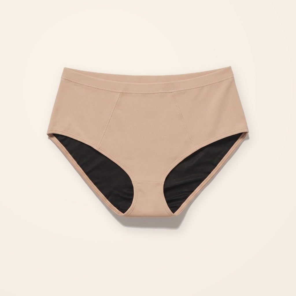 Panty para incontinencia beige de tiro alto con entrepierna absorbente, sobre fondo crema