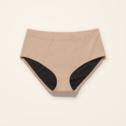 Panty para incontinencia beige de tiro alto con entrepierna absorbente, sobre fondo crema