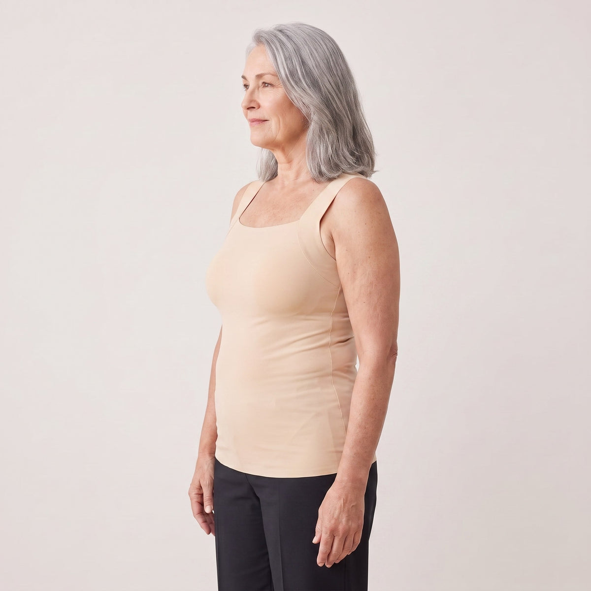 Top con sostén integrado beige, vista lateral en modelo