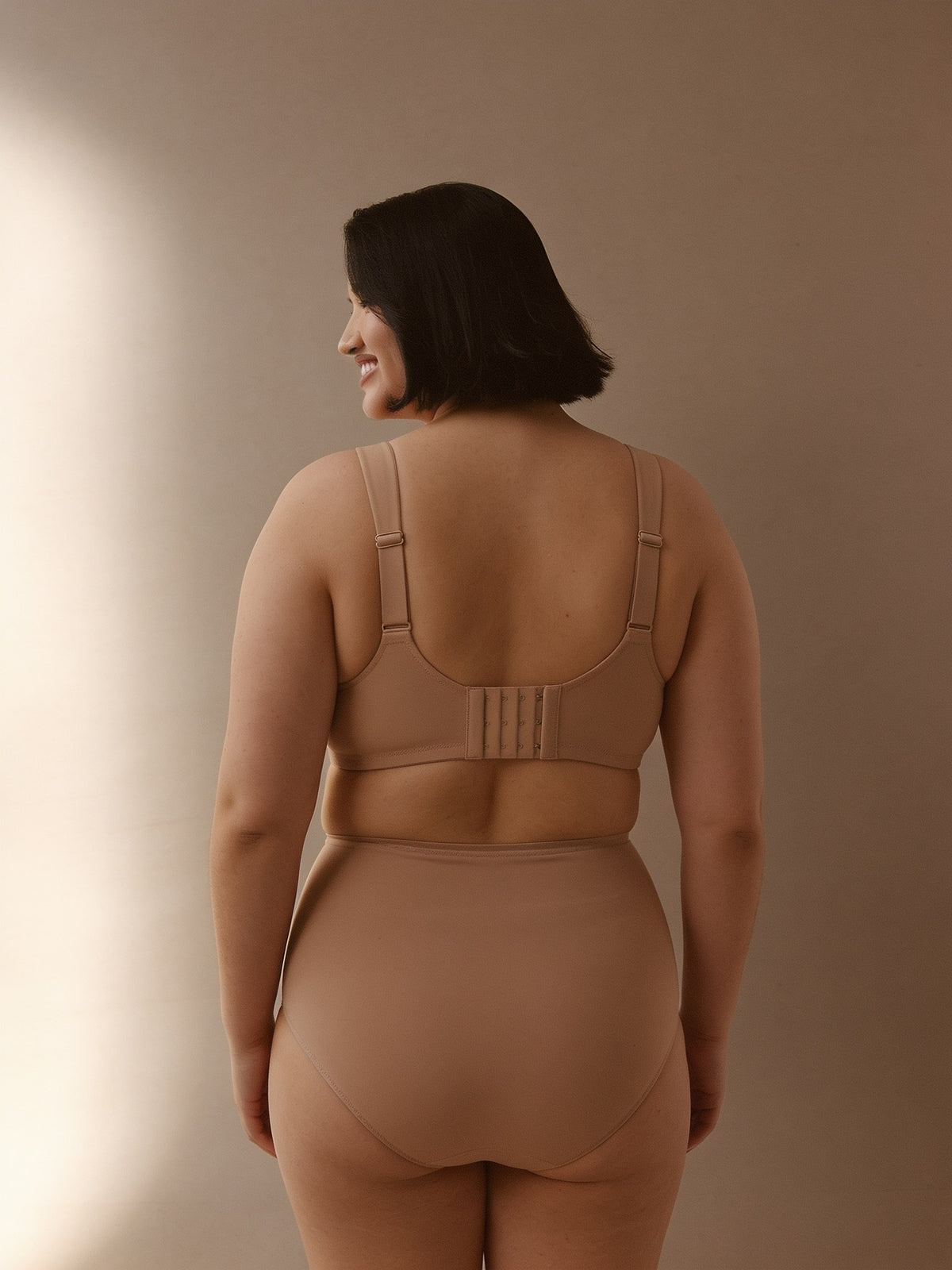 Sostén minimizer beige, vista trasera en modelo con cierre de broches en varias filas