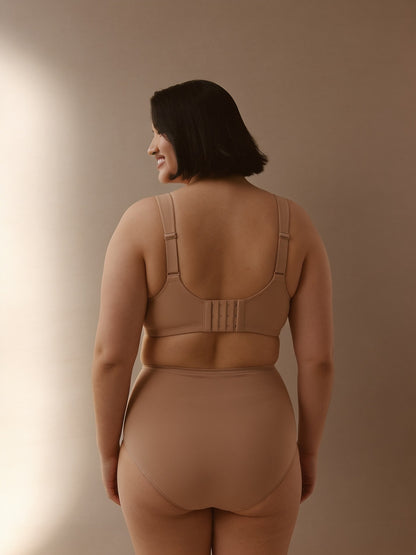 Sostén minimizer beige, vista trasera en modelo con cierre de broches en varias filas