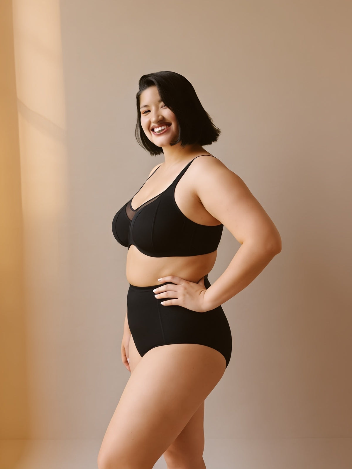 Sostén minimizer negro, vista de tres cuartos en modelo