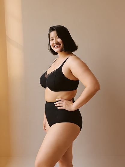 Sostén minimizer negro, vista de tres cuartos en modelo